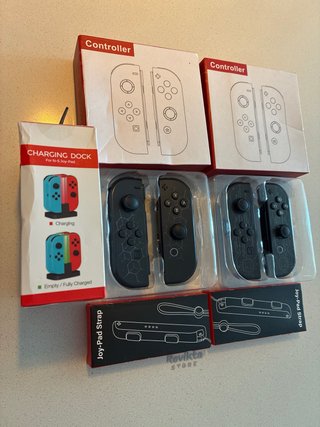 Pacchetto 2 Joy-Con per Nintendo Switch + Dock di ricarica + 4 fasce