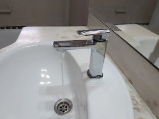 Mueble de baño madera y mármol con espejo tocador.