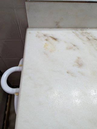 Mueble de baño madera y mármol con espejo tocador.