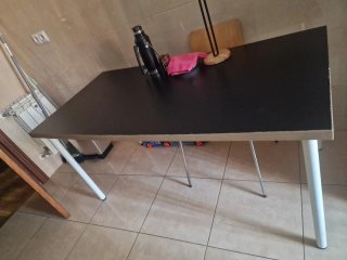 Mesa de comedor negra y blanca