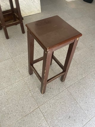 Sgabelli in legno marroni