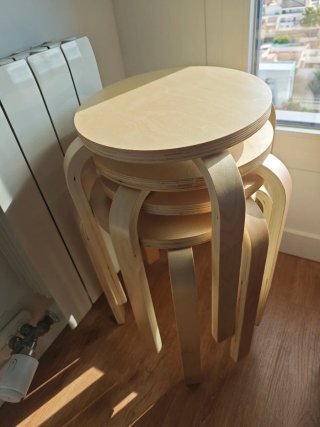 Sgabelli rotondi impilabili in legno