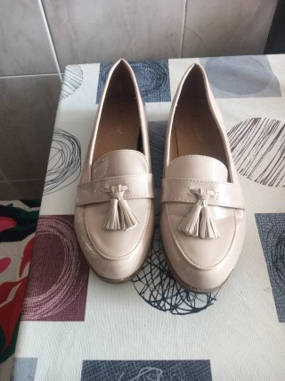 Zapatos planos beige con detalle de flecos