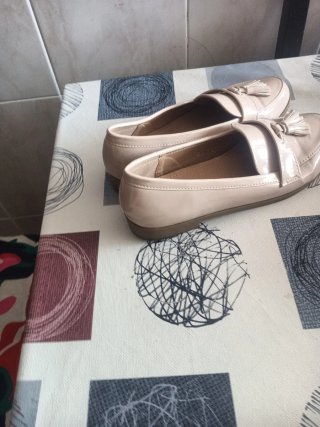 Zapatos planos beige con detalle de flecos