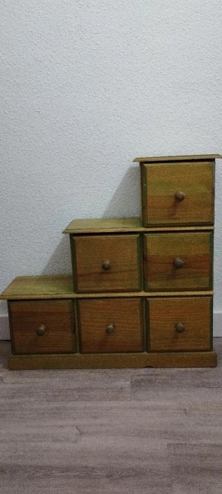 Cajonera de madera escalonada