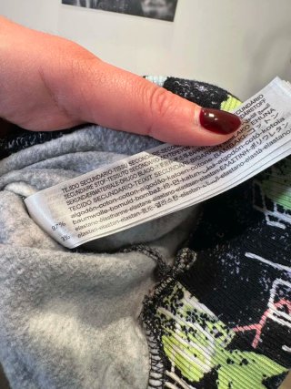 Felpa Nera con Stampa Grafica