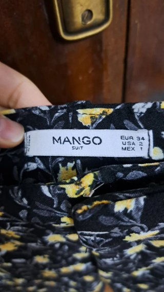 Pantalón Mango floral negro y amarillo