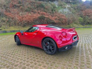 Alfa Romeo 4C , nacional practicamente a estrenar.