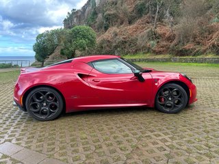 Alfa Romeo 4C , nacional practicamente a estrenar.