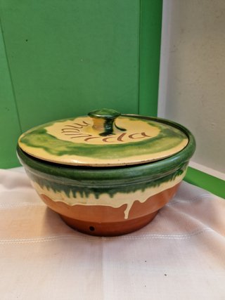 Recipiente de barro con tapa