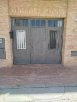 Puerta de hierro con ventanas