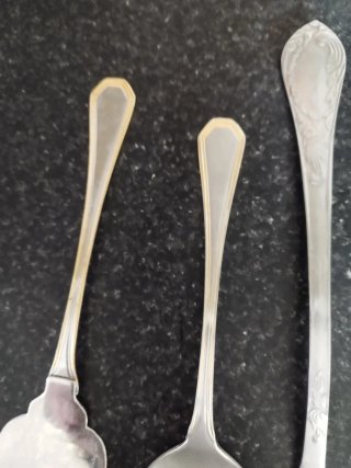 Cubiertos de metal para servir