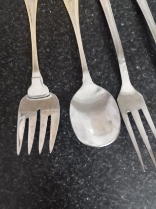 Cubiertos de metal para servir