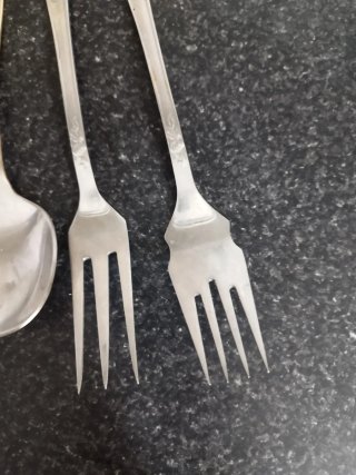 Cubiertos de metal para servir