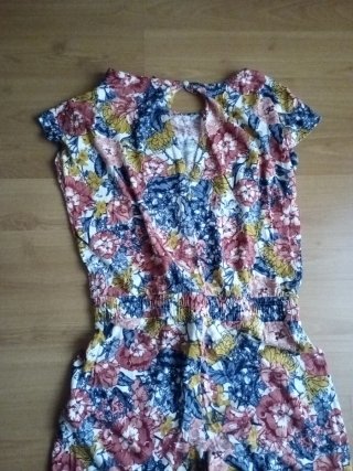 Mono  estampado floral hasta la rodilla ancho.