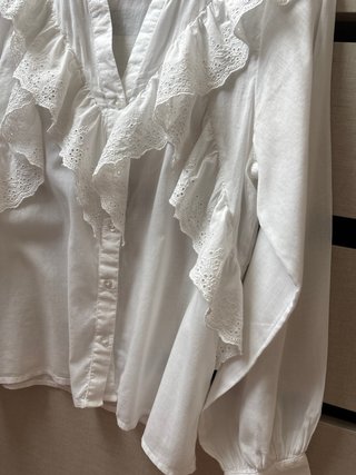 Blusa Unit blanca con volantes talla S