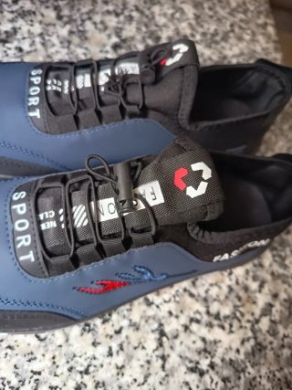Deportivas azules y negras