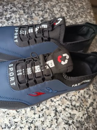 Deportivas azules y negras