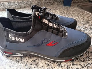 Deportivas azules y negras