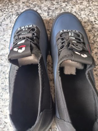 Deportivas azules y negras
