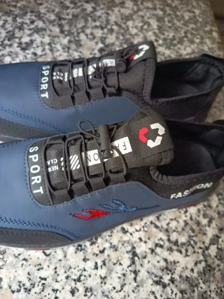 Deportivas azules y negras