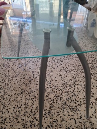 Mesa de cristal y metal gris