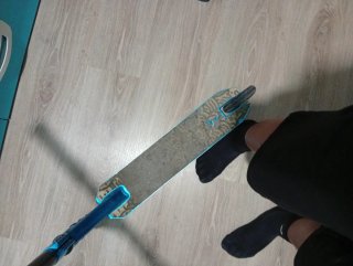 Patinete Skatepark Azul con herramienta.