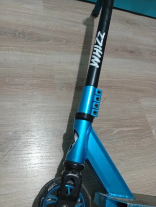 Patinete Skatepark Azul con herramienta.