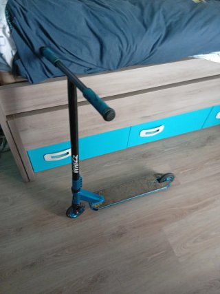 Patinete Skatepark Azul con herramienta.