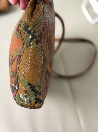 Bolso de piel de serpiente