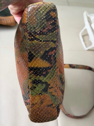 Bolso de piel de serpiente