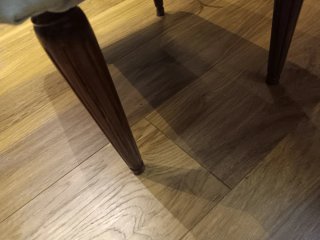 Reposapiés tapizado azul y madera
