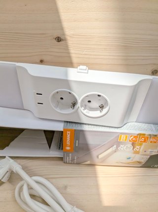 Lámpara LEDVANCE armario 10W con enchufes USB-C