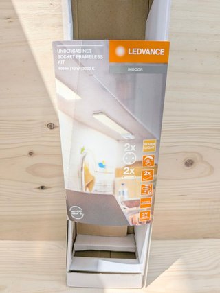 Lámpara LEDVANCE armario 10W con enchufes USB-C