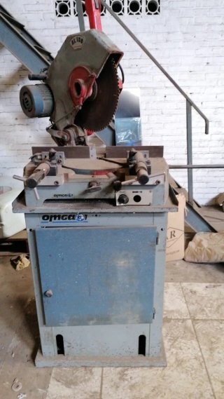 Sierra ingletadora industrial