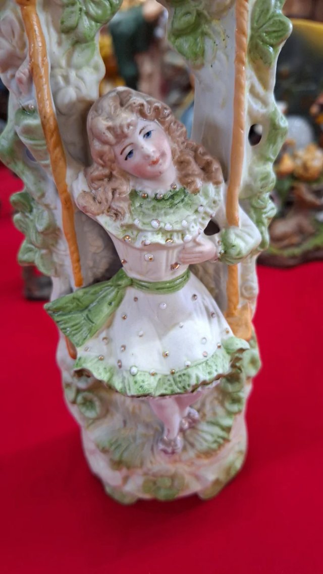 Figura de porcelana biscuit niña columpio