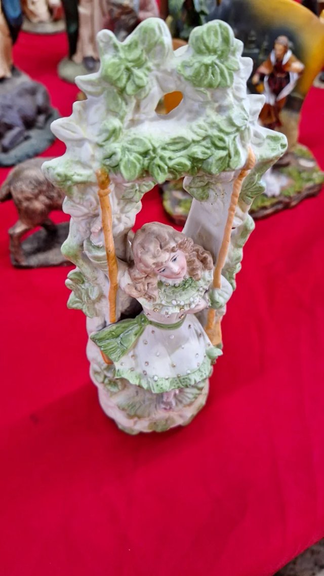 Figura de porcelana biscuit niña columpio
