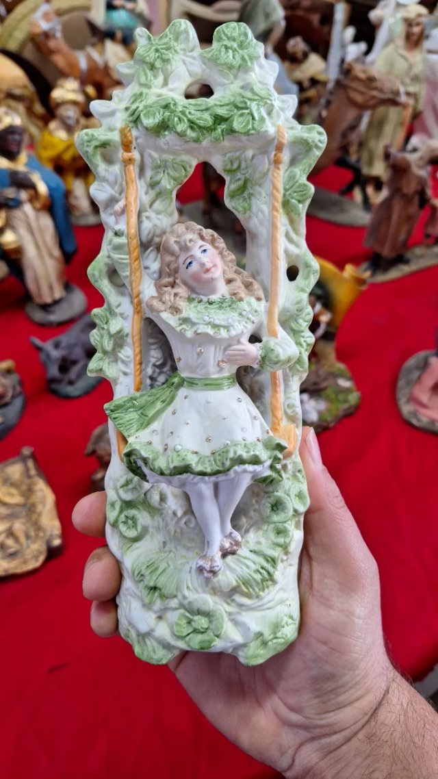 Figura de porcelana biscuit niña columpio