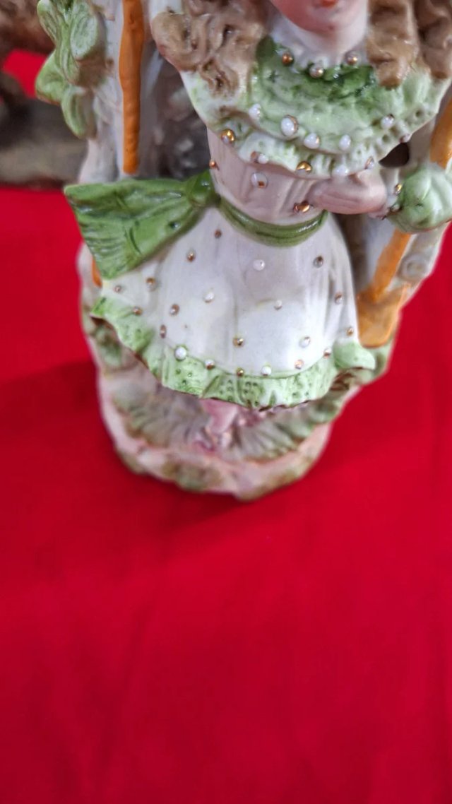 Figura de porcelana biscuit niña columpio