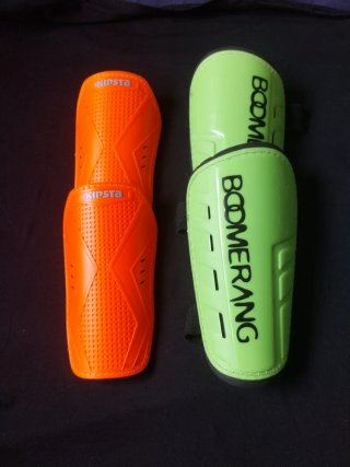Espinilleras fútbol Boomerang y Kipsta