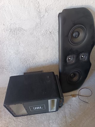 Subwoofer JBL para coche con bandeja