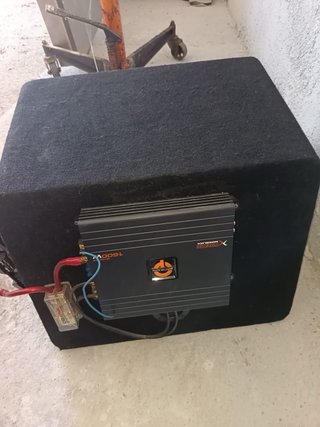 Subwoofer JBL para coche con bandeja
