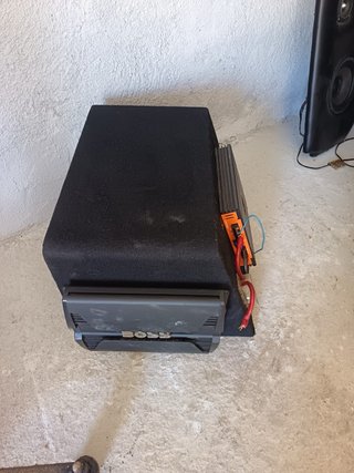 Subwoofer JBL para coche con bandeja