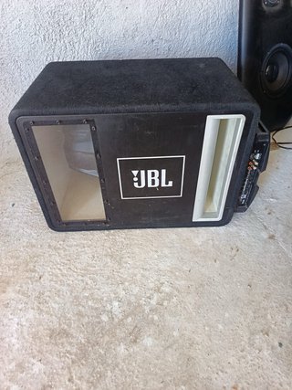 Subwoofer JBL para coche con bandeja