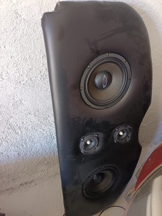 Subwoofer JBL para coche con bandeja