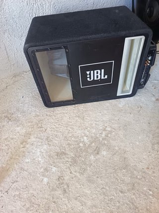 Subwoofer JBL para coche con bandeja