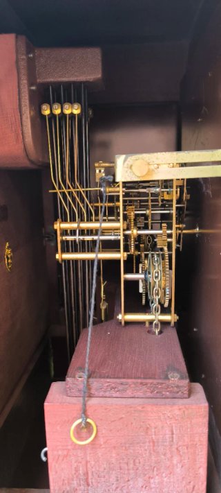 Reloj de péndulo antiguo de madera