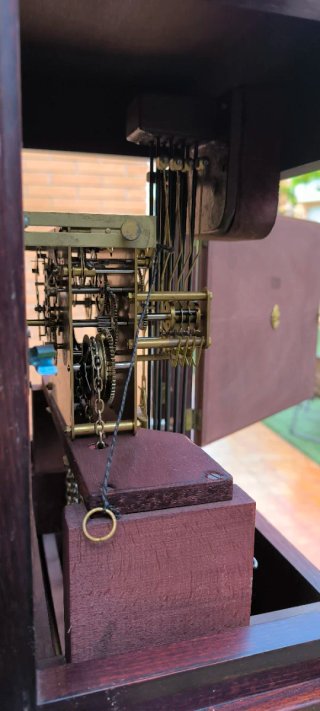 Reloj de péndulo antiguo de madera
