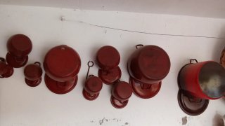 Cacerolas antiguas rojas