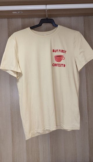 Camiseta con texto original But first cafecito